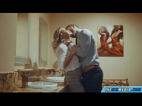 ❤️ Kiedy biuściasta blondynka uwodzi cię w publicznej toalecie ❤❌ Just porn at us